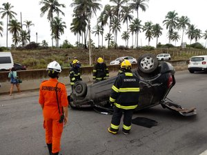 Vítimas de acidente são resgatadas com vida após capotamento