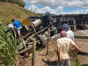 Carreta tomba e deixa pelo menos um preso às ferragens em Messias