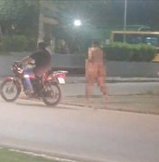 Homem caminha nu em praça e tenta abordar populares no interior de Alagoas