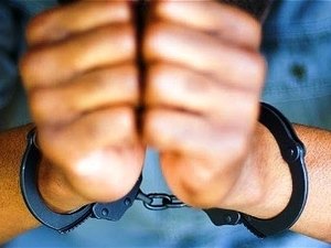 Homem tenta subornar policiais após ser preso por porte ilegal de arma