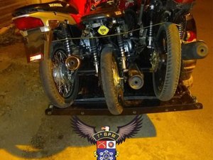 Jovens são detidos após serem flagrados empinando moto