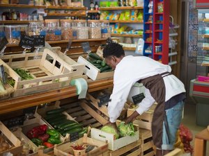 Falta mão de obra: supermercados 'caçam' trabalhadores em 8 funções-chave