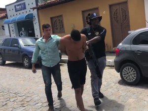 Acusado de matar idoso na frente da mãe ganha liberdade