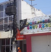 [Vídeo] Chamas em poste atingem fachada de loja no Centro de Arapiraca