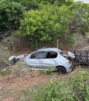 Acidente grave na AL-220 destrói veículo e reboque, mas ocupantes saem ilesos