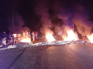 Manifestantes contra morte de dois jovens liberam trecho da ﻿rodovia federal BR 416