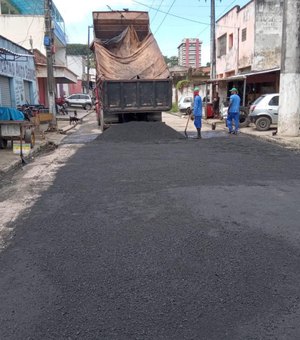 Prefeitura leva Operação Tapa-buraco para rua no bairro Levada