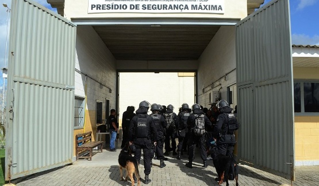 Dez reeducandos fogem do presídio de segurança máxima, em Maceió