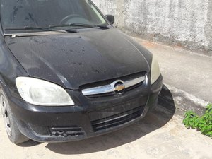 Polícia recupera carro roubado e sem placas na parte alta de Maceió