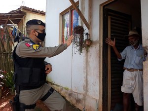 Policiais militares promovem doação de cestas básicas em Joaquim Gomes