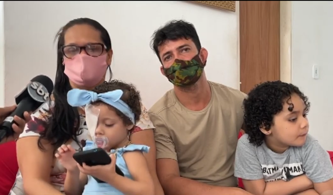 Pais de criança de 2 anos pedem ajuda para custear prótese