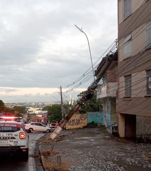 Carro colide com poste e fios elétricos caem sobre rua em Maceió