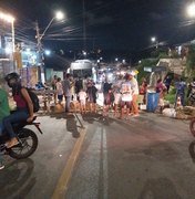 Moradores do Bebedouro bloqueiam Ladeira Benedito Silva em protesto contra a falta de água