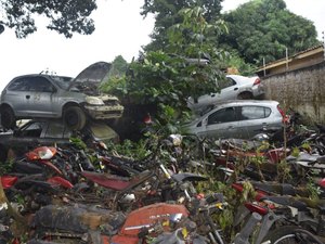 Centenas de veículos apreendidos são removidos da Central de Polícia Civil de Arapiraca