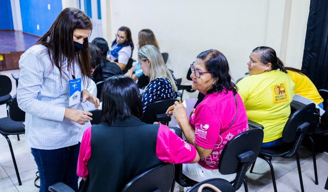 Prefeitura e Sebrae promovem oficina de associativismo para permissionários do Mercado do Artesanato