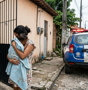 Homem é preso após agredir esposa com socos e tapas enquanto ela segurava bebê