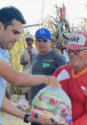 Prefeitura entrega mais de 100 cestas à comunidade Flexeiras, arrecadadas no jogo do Traipu e Piauiense