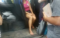 Mulher passa mal em van e passageiros entram em pânico