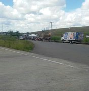 População fecha BR em protesto contra o desaparecimento de motorista de caminhão
