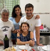 Mariano apresenta Jakelyne Oliveira para os pais: 'Feliz com tudo isso'