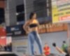 Estudante entra em surto, tira a roupa e sobe em carro em frente a faculdade no bairro do Farol