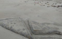 Até um colchão está na areia da praia de Maragogi