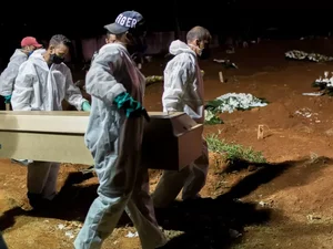 Mortes por covid-19 de pessoas com menos de 49 anos crescem sem vacinação