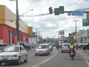 Bebê e duas crianças ficam presos dentro de carro em Arapiraca