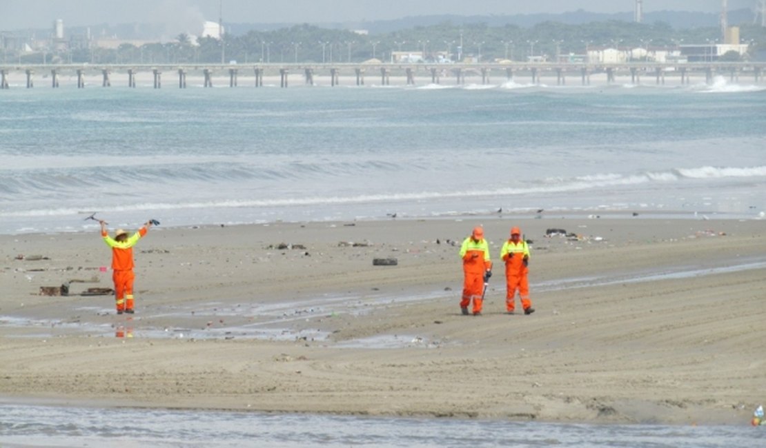 Slum realiza limpeza na foz do Riacho Salgadinho