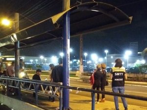 Fiscalização da SMTT evita queima de parada de ônibus em Maceió
