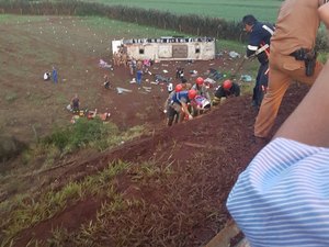 Ônibus capota e deixa pelo menos oito pessoas mortas e dezenas de feridos