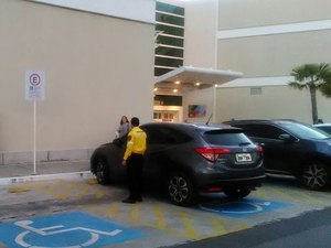 Fiscalização flagra irregularidades em vagas especiais