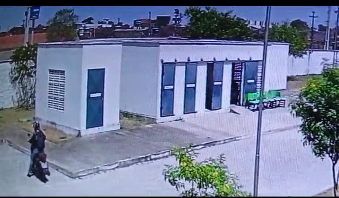 [Vídeo] Técnica vai dar plantão e tem moto furtada em UPA de Arapiraca