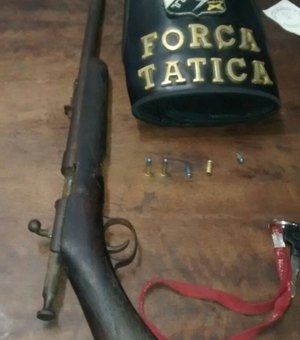 Polícia apreende menores com motocicleta roubada e arma de fogo