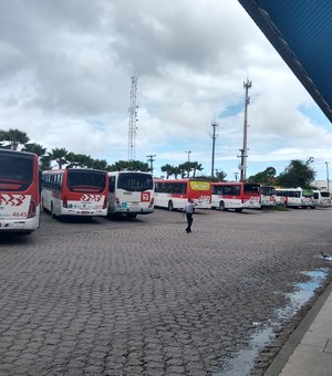 Idoso é preso após assediar adolescente em ônibus do Benedito Bentes