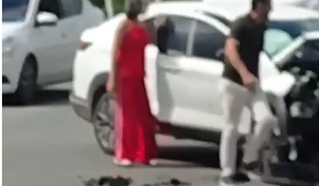 Mulher sai andando de carro após grave acidente na AL-101, em Passo de Camaragibe