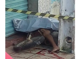 Jovem embriagado perde controle de moto, sobe na calçada e morre