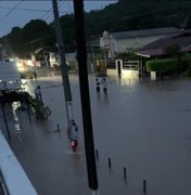 [Vídeo] Rios transbordam e água invade residências no distrito de Pindorama, em Coruripe