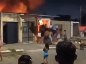 Casa pega fogo no Benedito Bentes, provoca pânico e vizinhos denunciam acúmulo de entulhos no local