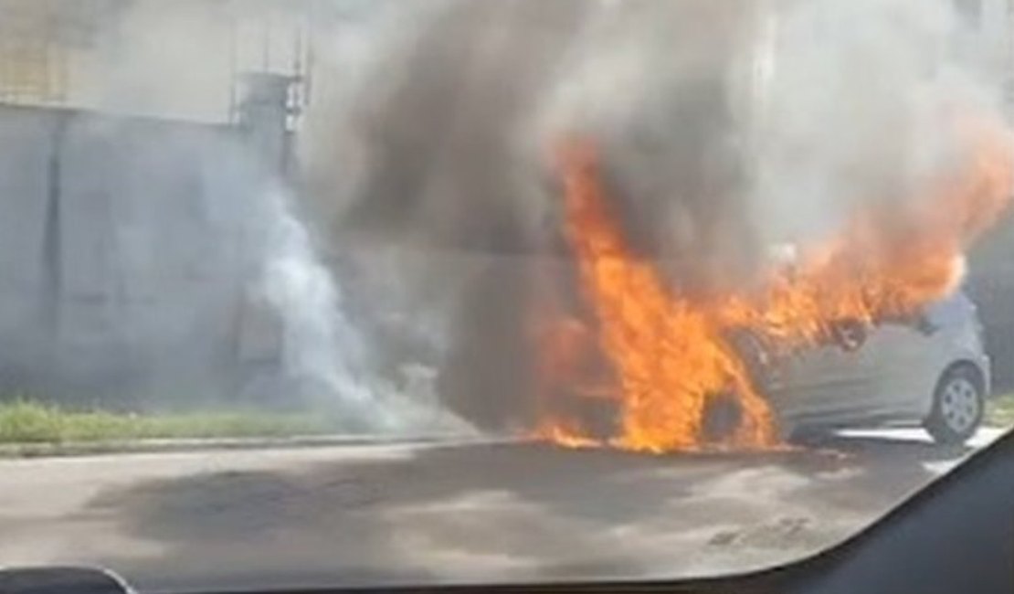 Carro é destruído por incêndio e mobiliza bombeiros em Maceió