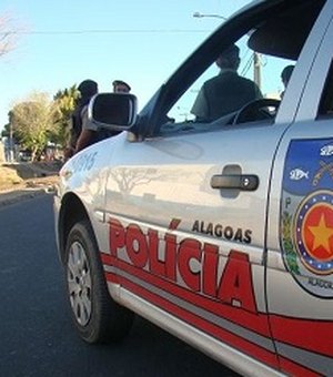 Homem é flagrado com faca durante abordagem policial em Maribondo