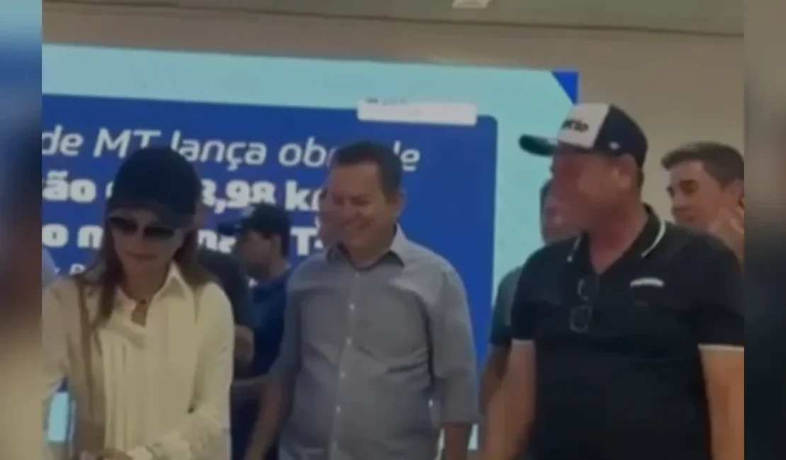 Microfone entrega deputado comemorando obra de R$ 200 milhões