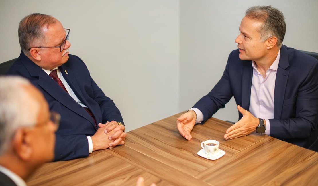 Renan Filho visita líder da Assembleia de Deus em Alagoas de olho no voto evangélico