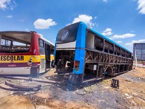 SMTT vistoria ônibus abandonados em terrenos baldios de Arapiraca