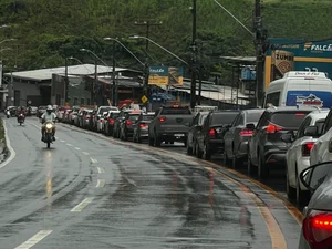 Acidente entre motociclistas causa congestionamento na Avenida Leste Oeste, em Maceió