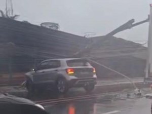 Motorista de app cochila e bate carro contra poste na Avenida Leste-Oeste, em Maceió