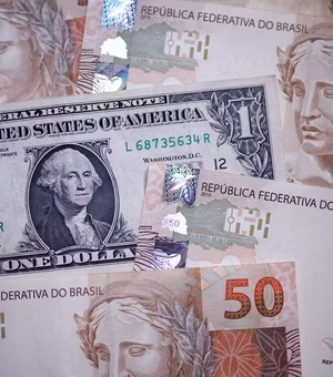 Dólar cai e fecha a R$ 4,97 em meio a incertezas sobre acordo entre EUA e Irã; Ibovespa avança