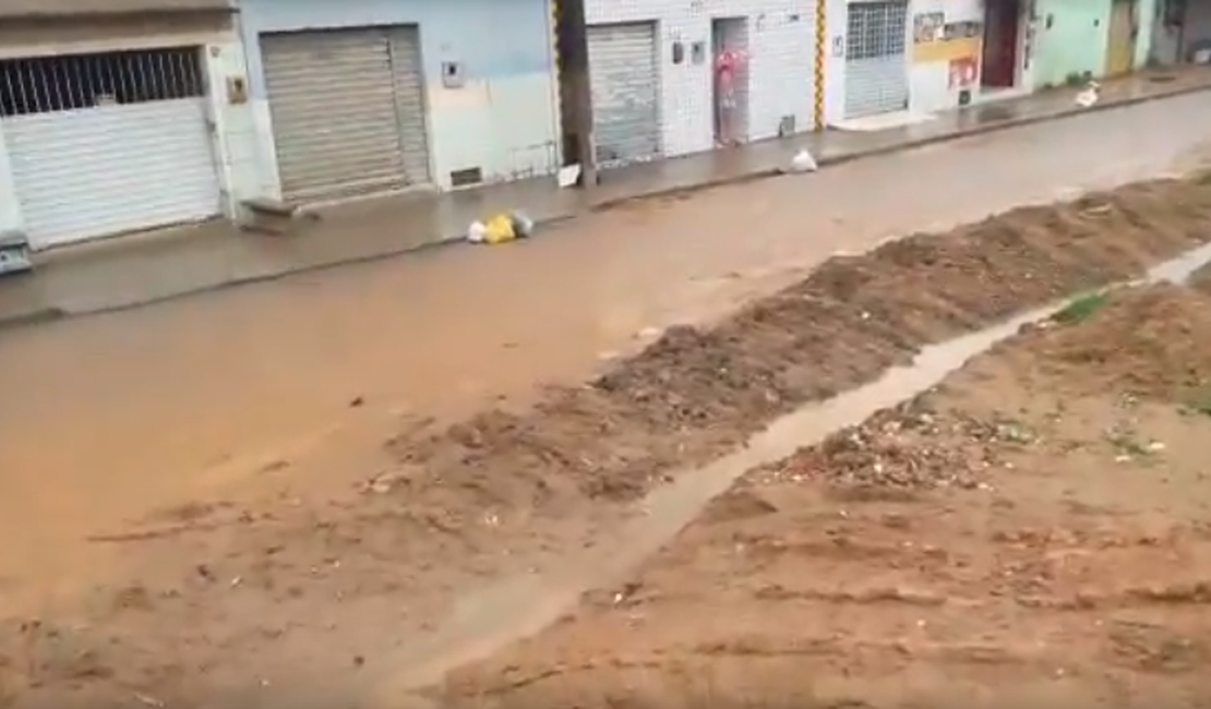 Moradores de Arapiraca gravam vídeo para denunciar situação de rua após chuva