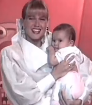 Lua Blanco fez sua primeira aparição na TV com apenas sete meses (e no colo de Xuxa!)