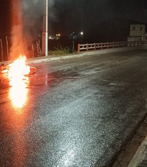 Moto incendeia no Anel Viário de Porto Calvo